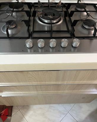 Cucina completa,tavolo sedie e tavolino