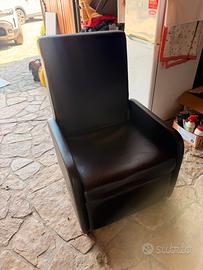 Poltrona nera in pelle