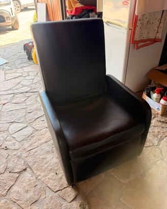 Poltrona nera in pelle