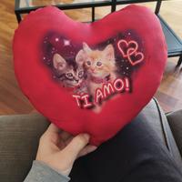 Cuscino a forma di cuore gatti e scritta Ti amo