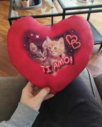 Cuscino a forma di cuore gatti e scritta Ti amo
