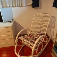 sedia a dondolo in midollino