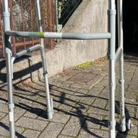 Deambulatore per anziani pieghevole con ruote