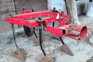 Estirpatore per motocoltivatore a 5 ancore