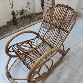 Sedia a dondolo in rattan