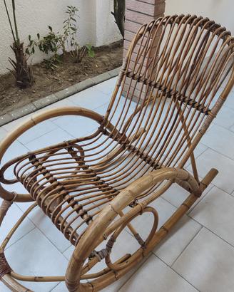Sedia a dondolo in rattan