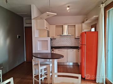 Cucina completa di tavolo sedie sgabelli.