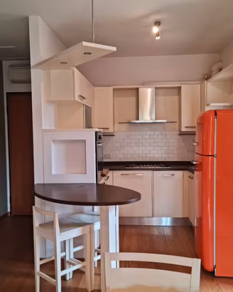 Cucina completa di tavolo sedie sgabelli.