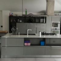 Cucina moderna con isola centrale