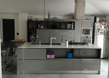 Cucina moderna con isola centrale