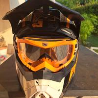 casco enduro con mascherina