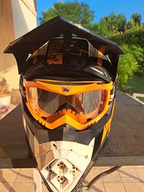 casco enduro con mascherina