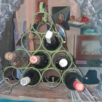 Porta bottiglie in ferro e varie bottiglie antiche