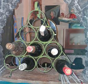 Porta bottiglie in ferro e varie bottiglie antiche