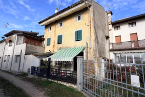CASA IN LINEA DA RISTRUTTURARE CON CORTE RECINTATA