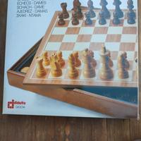 completo scacchi, dama e tria in legno. mai usato