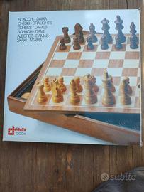 completo scacchi, dama e tria in legno. mai usato