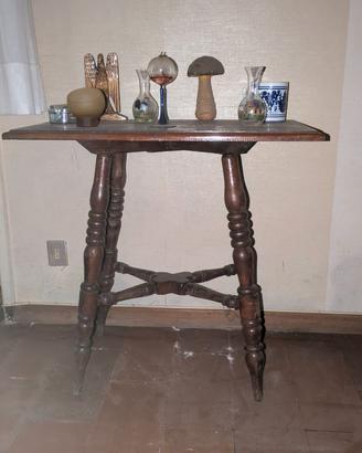 tavolino antico in legno scuro