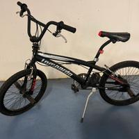Bmx ragazzo con pedaline