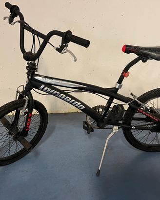 Bmx ragazzo con pedaline