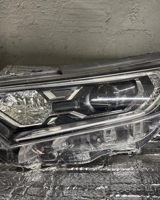 Toyota RAV4 faro anteriore sx
