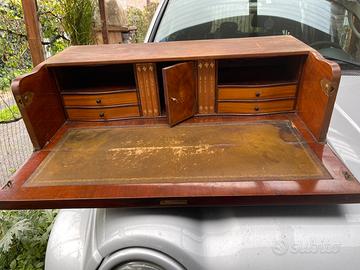 Scrittoi libreria in noce con scomparti segreti