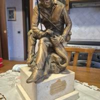 scultura pescatore in bronzo e marmo