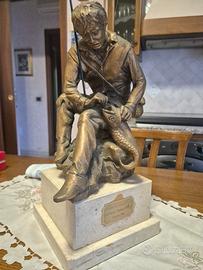 scultura pescatore in bronzo e marmo