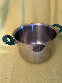 Pentola cuocipasta con scolapasta e coperchio.