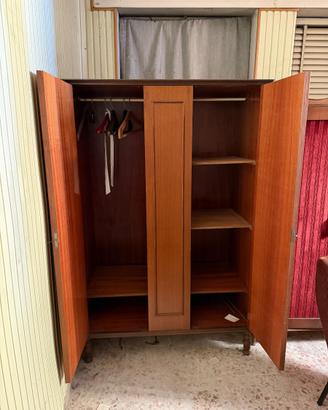 ARMADIO VINTAGE IN LEGNO A 3 ANTE