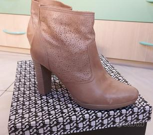 Stivali tronchetto beige donna.