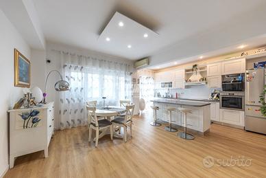 MERAVIGLIOSO QUADRILOCALE ALL'ULTIMO PIANO IN ZON