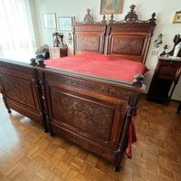 Camera da letto antica in legno intarsiato