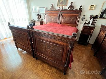 Camera da letto antica in legno intarsiato