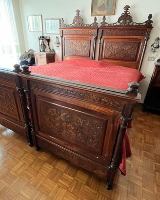 Camera da letto antica in legno intarsiato