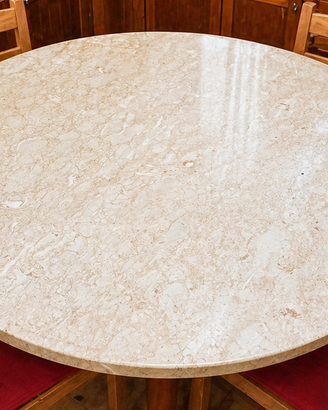 Tavolo rotondo in marmo, elegante e solido