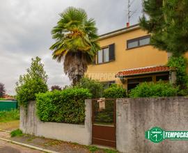 VILLA A SCHIERA DI TESTA IN ZONA REDENTORE