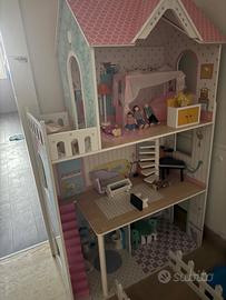Casa delle bambole in legno con accessori