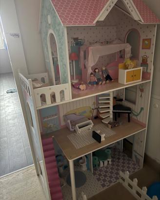 Casa delle bambole in legno con accessori