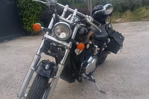Moto honda black widow 750