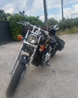 Moto honda black widow 750