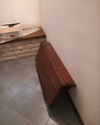 Tavolo pieghevole a muro