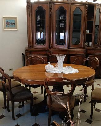 credenza con tavolo e sedie