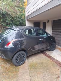 Lancia ypsilon ibrida come nuova