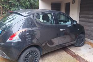 Lancia ypsilon ibrida come nuova