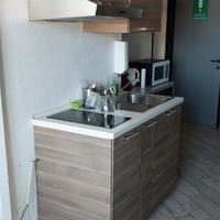 Cucina compatta, piastra a induzione inclusa