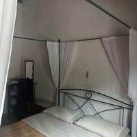 Letti in ferro battuto a baldacchino.