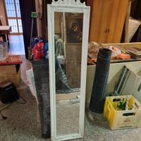 specchio con cornice decorata