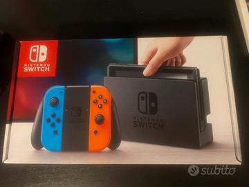 Nintendo Switch con custodia.