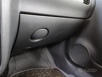 Cassetto portaoggetti OPEL CORSA C del 2003